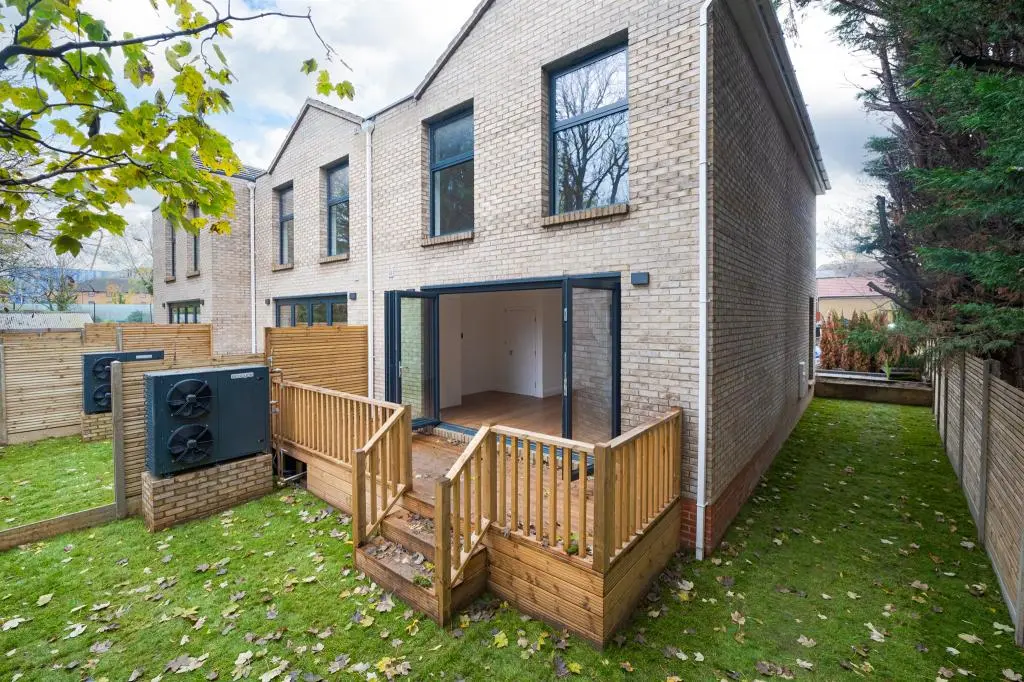 Lita Mews, Romford